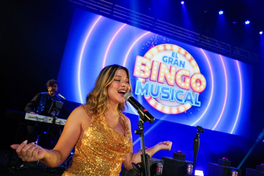La cantante de Versión Imposible en El Gran Bingo Musical La cantante de Versión Imposible canta en El Gran Bingo Musical