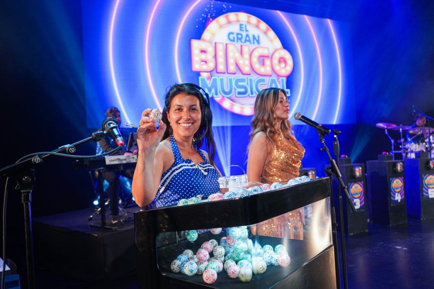 Las bolas de El Gran Bingo Musical Una chica nos enseña una de las bolas que ha salido en El Gran Bingo Musical