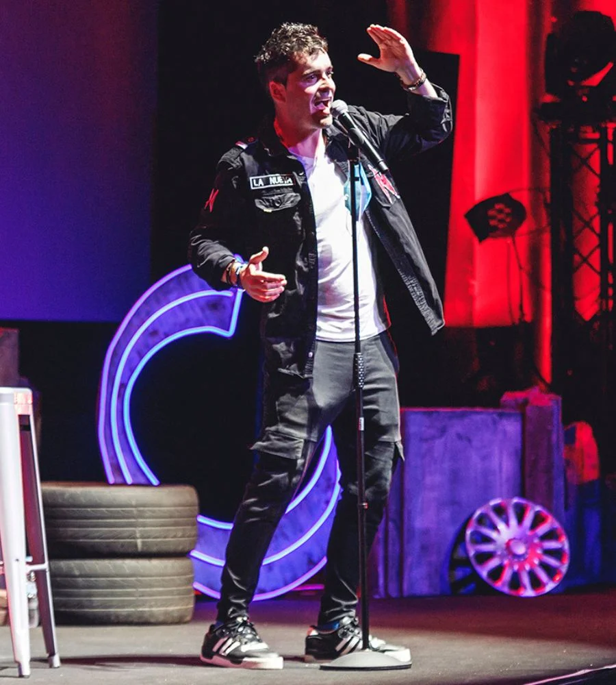 Álex Clavero con la mano levantada