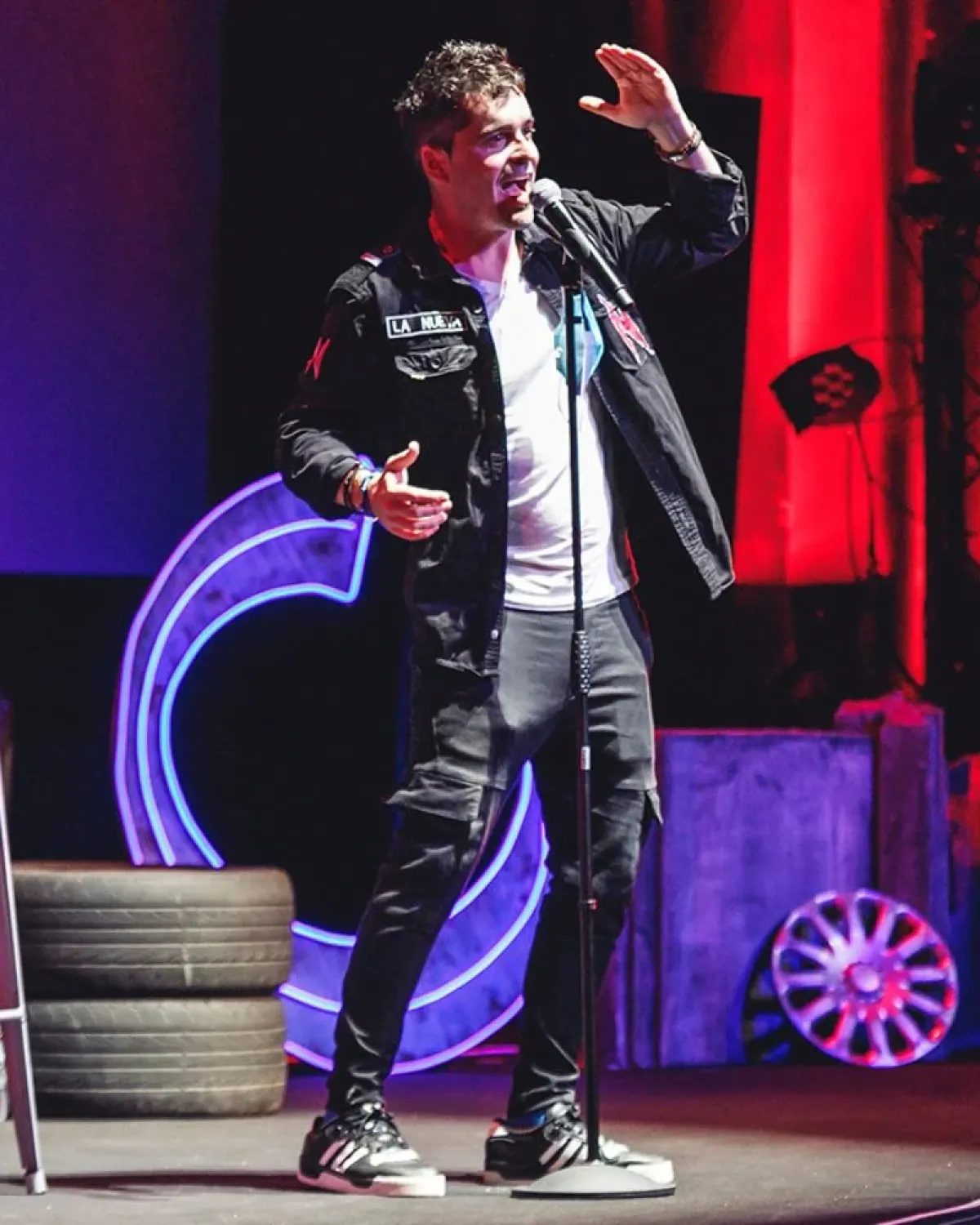 Álex Clavero Álex Clavero amb la mà aixecada