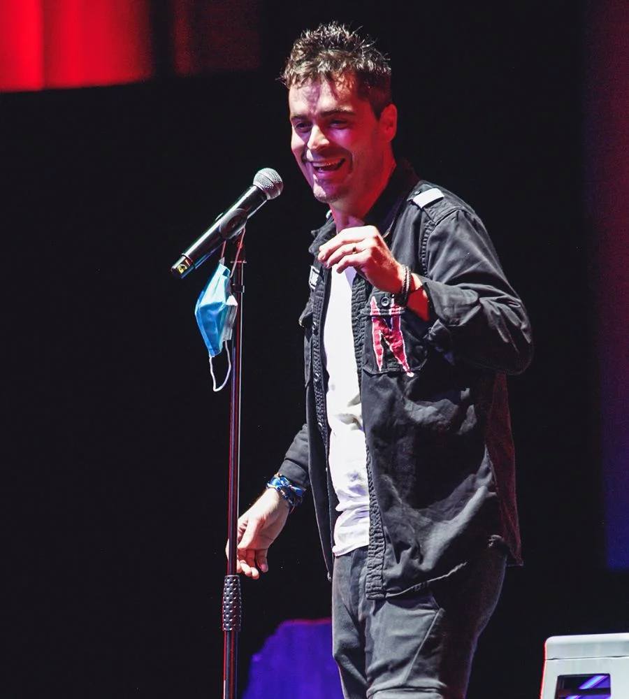 Álex Clavero riendo durante el monólogo