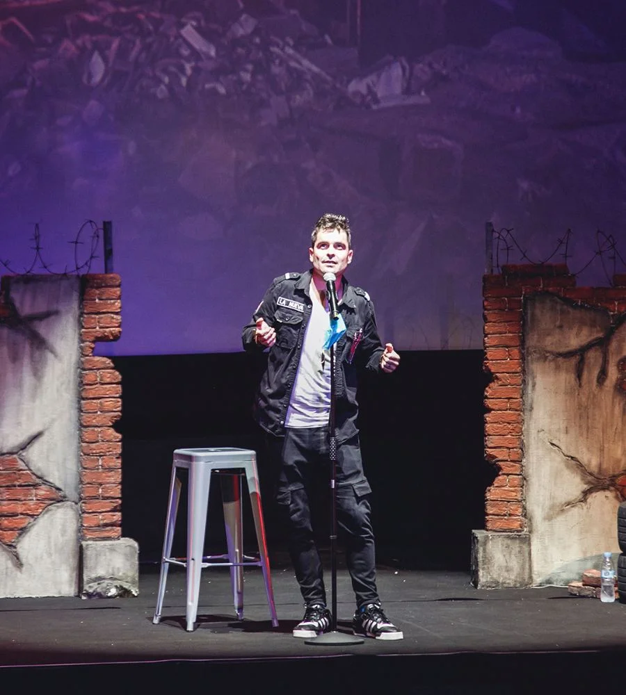 Álex Clavero en un escenario apocalíptico