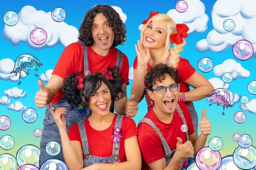 Cantajuego El equipo de Cantajuego rodeado de burbujas